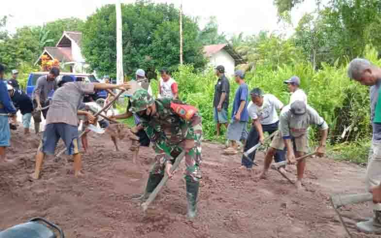 Warga Tumbang Tahai Perbaiki Jalan Rusak Akibat Banjir