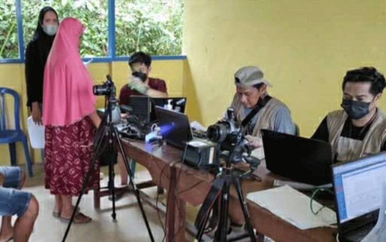 Program Jemput Bola Dinas Dukcapil Kapuas Disambut Antusias Warga