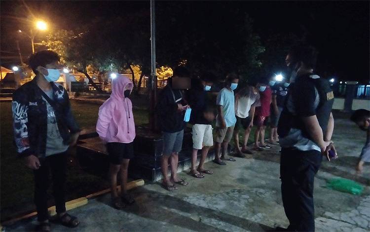 Nongkrong Larut Malam, Konsumsi Miras dan Pacaran di Tempat Gelap 8 Remaja Diamankan