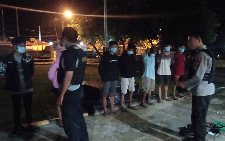 Petugas Amankan Miras dan Motor Dinas Bersama 8 Remaja yang Nongkrong Hingga Larut Malam