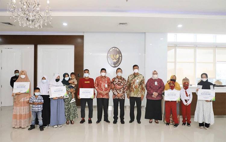 Menteri Kelautan dan Perikanan Serahkan Santunan BPJAMSOSTEK Senilai Rp1,99 Miliar untuk 21 ABK KM Hentri I