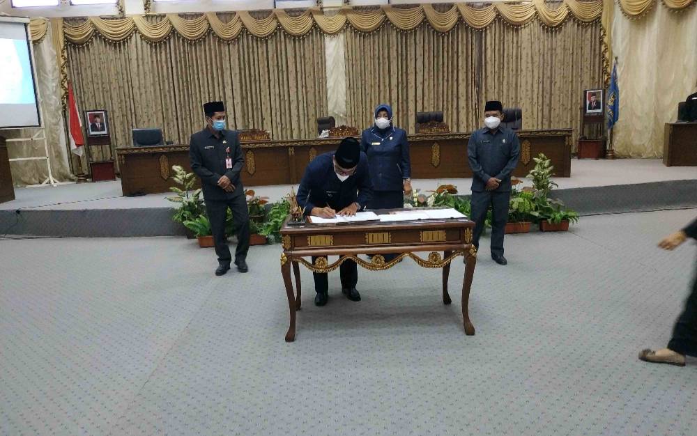 Pimpinan DPRD dan Pemkab Barito Utara Tandatangani BAP Raperda APBD 2022