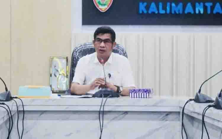 Plt Kepala Diskominfosantik Kalteng Buka Webinar Reviu Monev Keterbukaan Informasi Publik