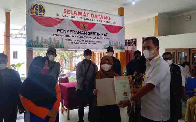 Kantor Pertanahan Katingan Serahkan Sertifikat Tanah Program PTSL, Ini Jumlahnya
