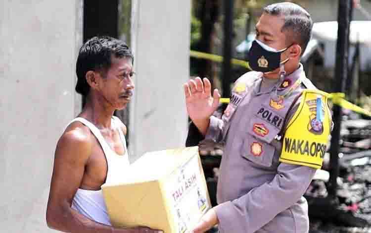 Wujud Perhatian kepada Korban Kebakaran, Polres Kobar Berikan Bantuan Sosial
