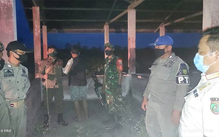 Petugas Gabungan Amankan Remaja Konsumsi Miras di Tribun Grasstrack Watas