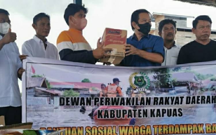Legislator Kapuas Ini Salurkan Bantuan Sembako ke Warga Terdampak Banjir