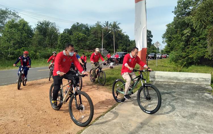 Peringati Ulang Tahun Kebun Raya, DLH Katingan Gelar Gowes Bersama