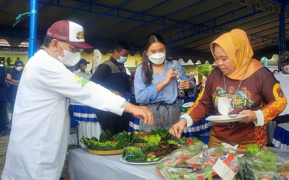 Bupati Ajak Masyarakat Kobar Gemar Makan Ikan
