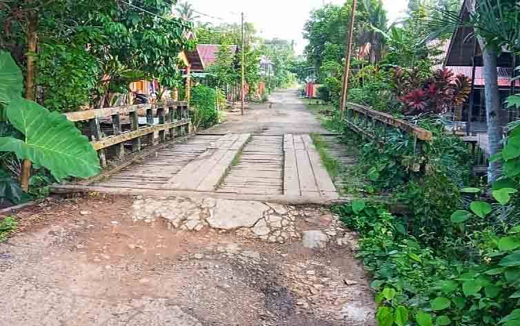 Warga Ampah Kota Keluhkan Kondisi Jalan Gotong Royong yang Rusak