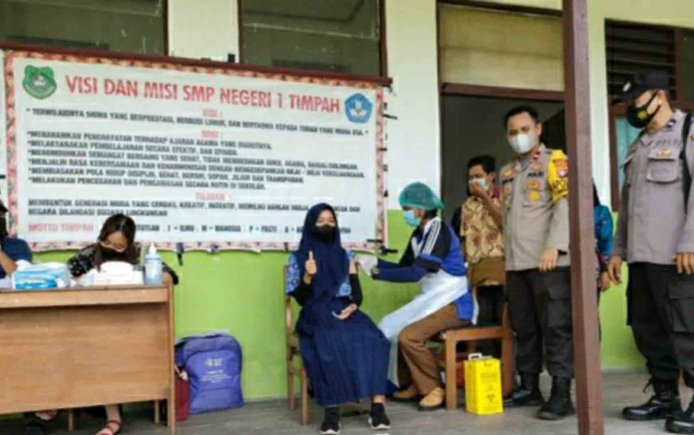 Pastikan Lancar, Personel Polsek Timpah Lakukan Pengamanan Pelaksanaan Vaksinasi Covid-19