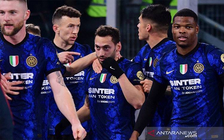 Hakan Calhanoglu Pimpin Inter Milan Gulung Roma