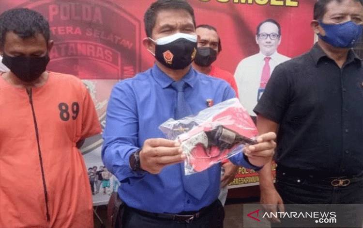 Pengedar Narkoba Bersenjata Api Ditangkap