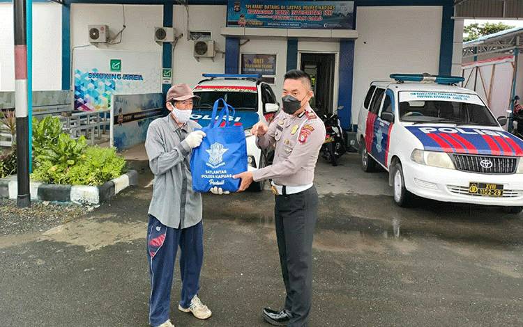 Satlantas Polres Kapuas Bagi Sembako untuk Warga Terdampak Covid-19