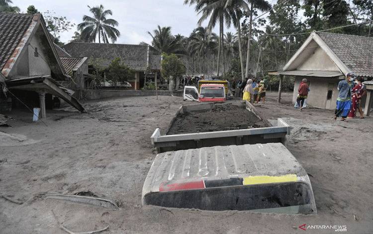 Warga Memadati Kampung yang Bagian Wilayahnya Tertimbun Abu Semeru
