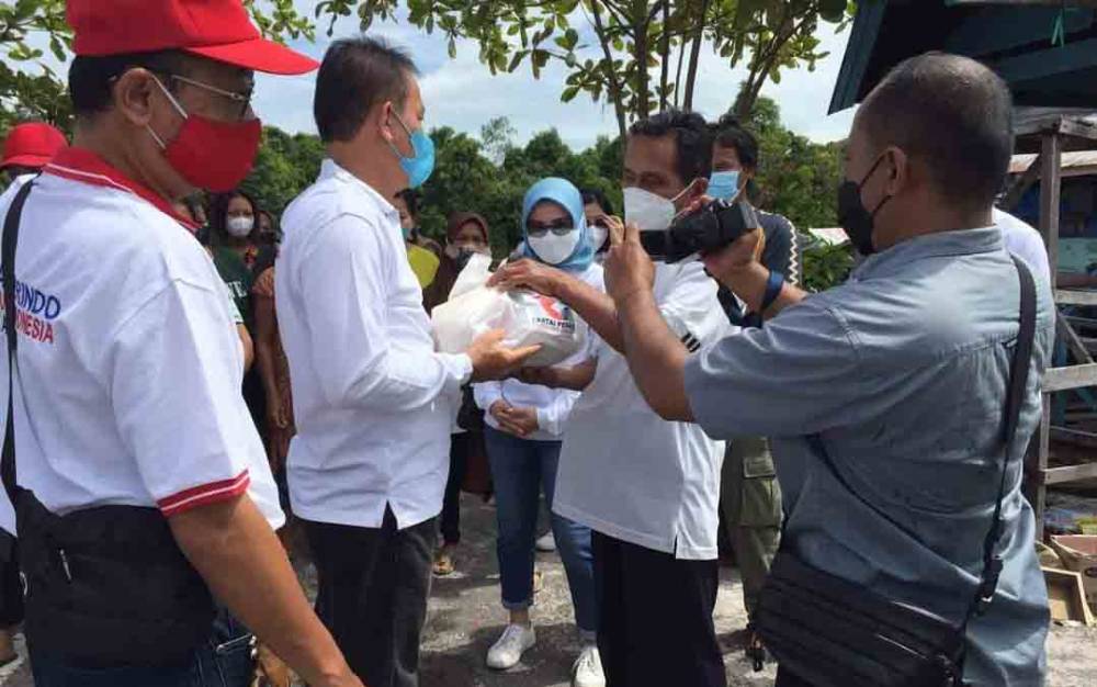 Anggota F-GP4H DPRD Kalteng Turut Bagikan Sembako Kepada Masyarakat Terdampak Pascabanjir