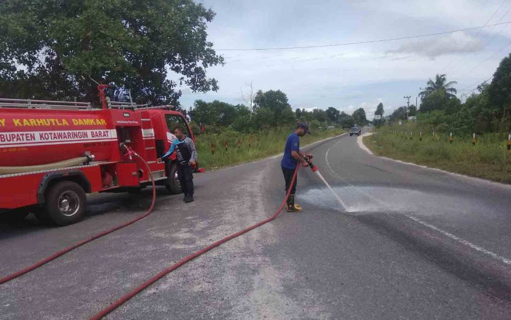 Dua Pengendara Motor Terjatuh, Damkar Kobar Bersihkan Oli Tercecer di Jalan