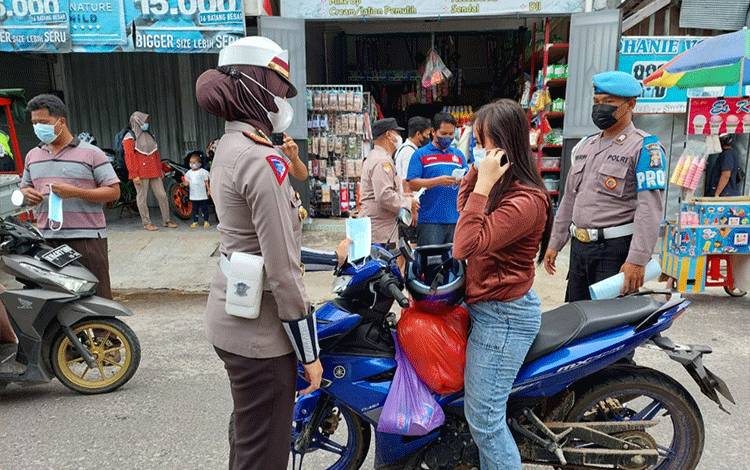 Tingkatkan Prokes, Satlantas Polres Katingan Bagikan Masker di Pasas?