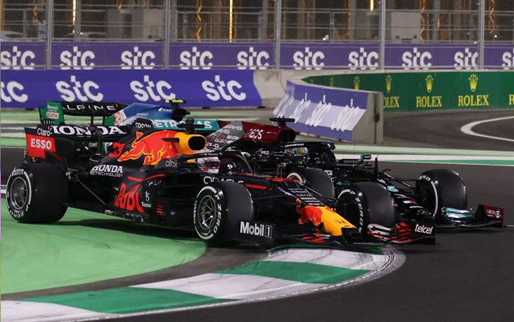 Hamilton Redam Verstappen di Tengah Kacaunya GP Arab Saudi