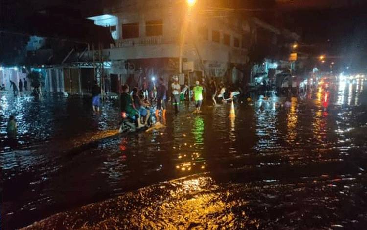 Banjir Air Pasang Genangi Jalan dan Permukiman Warga Kuala Kapuas