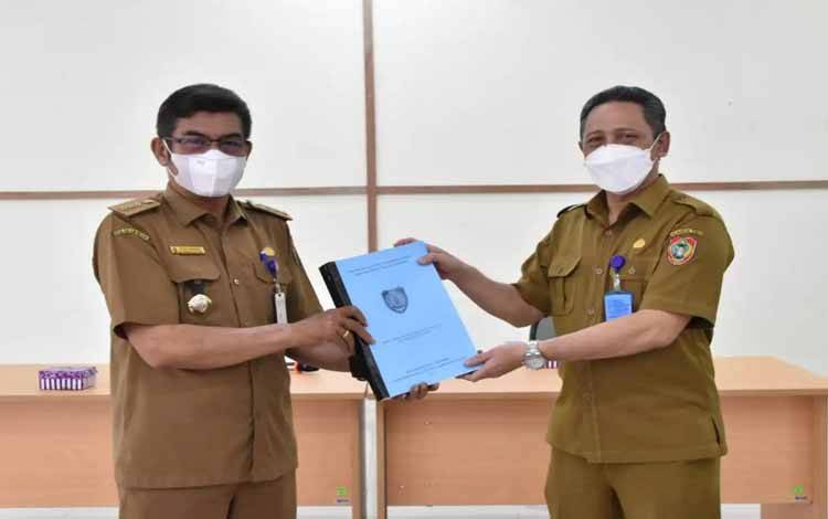 Serahkan DUPAK JFT Pranata Humas, Ini Harapan Plt Kepala Diskominfosantik Kalteng