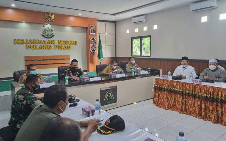 Sekda Pulang Pisau Hadiri Rapat Tim Koordinasi Pengawasan Aliran Kepercayaan Masyarakat