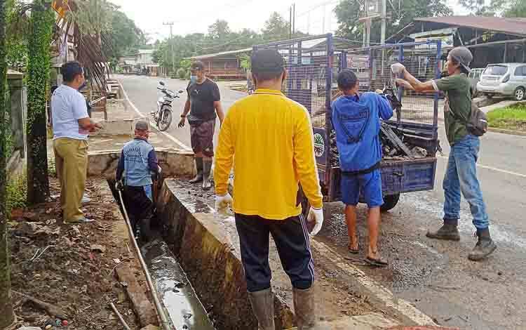 Bidang Perkim Temukan Limbah Oli Cemari Air Parit di RT 06 Desa Matabu