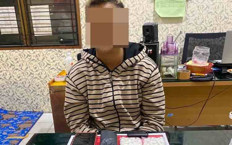 Perempuan Ini Diringkus Satreskoba Polres Kotim Akibat Membawa 1.000 Butir Zenith
