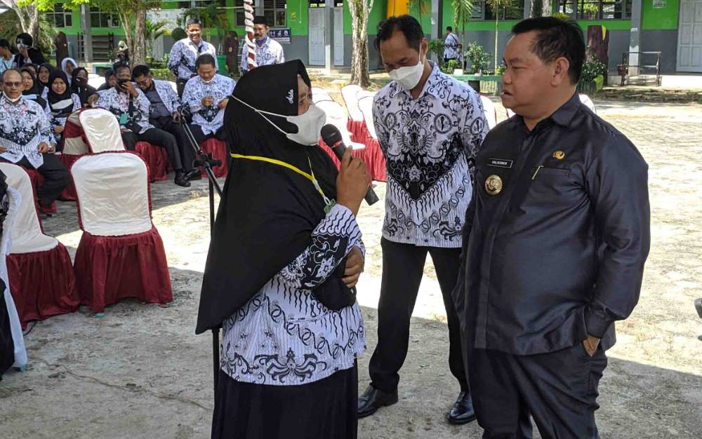 Guru Ini Menangis di Depan Bupati Kotim karena Sudah 16 Tahun Tidak Juga Diangkat Tenaga Kontrak Daerah