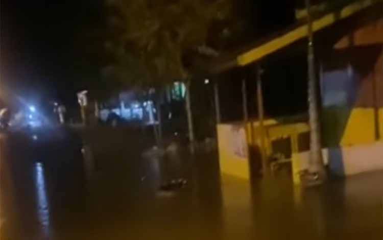 Hujan dan Angin Kencang, 1 Pohon Tumbang Timpa Warga dan Naiknya Air Hingga ke Daratan di Kawasan Pesisir