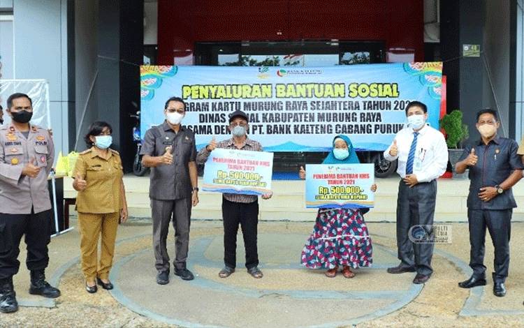 Bupati Mura Salurkan Bansos KMS
