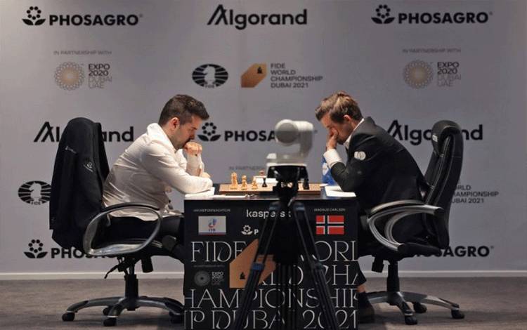 Magnus Carlsen di Ambang Pertahankan Gelar Juara Dunia Catur