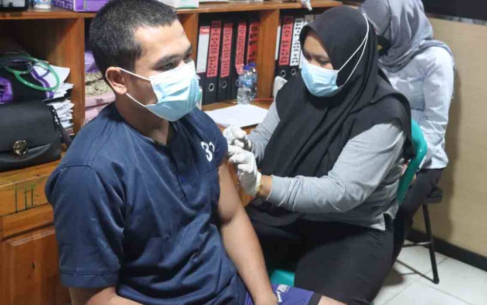 Puluhan Tahanan Polres Kotim Divaksin Covid-19
