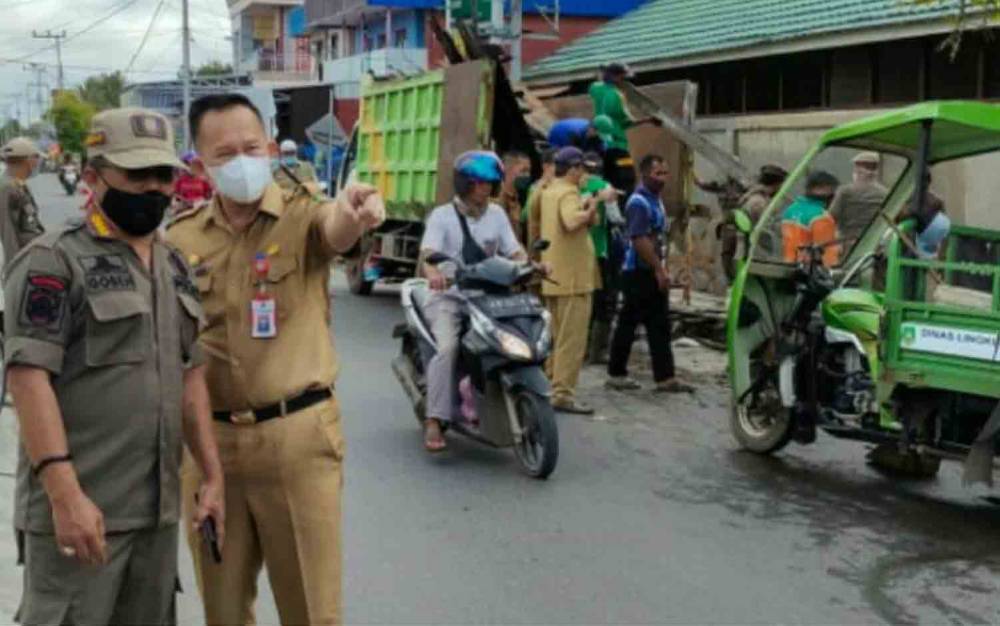 Satpol PP dan Damkar Kapuas Imbau Warga Tidak Dirikan Bangunan di Atas Drainase Trotoar