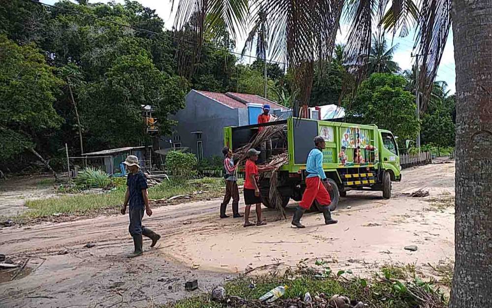 DLH Kobar Kerahkan Tim Bersihkan Sampah Sisa Banjir Rob di Pesisir