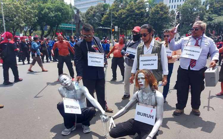 Buruh Gelar Aksi Teatrikal Manusia Silver dan Pengusaha