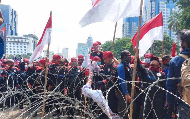 Buruh Paksa Terobos Barikade Polisi