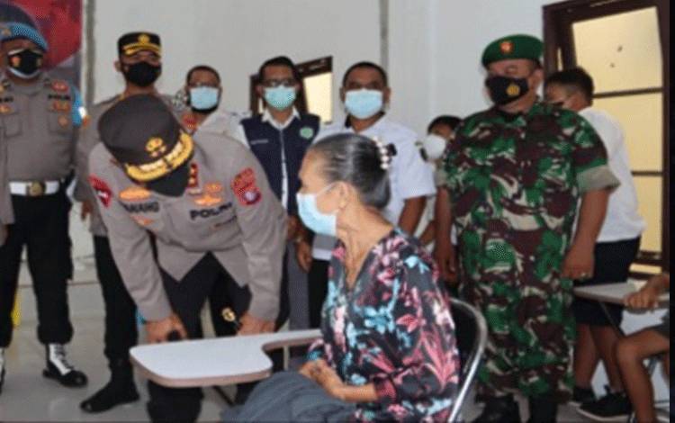 Kapolda Kalteng Tinjau Vaksinasi di Puskesmas Jabiren