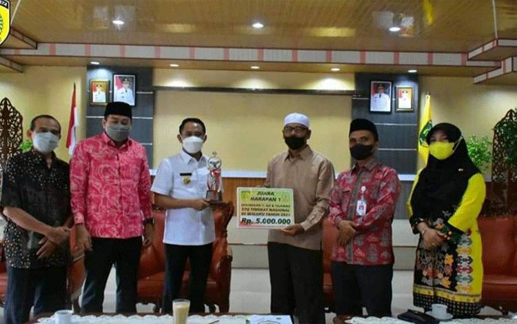 Wali Kota Palangka Raya Berikan Uang Pembinaan Juara STQ Tingkat Nasional