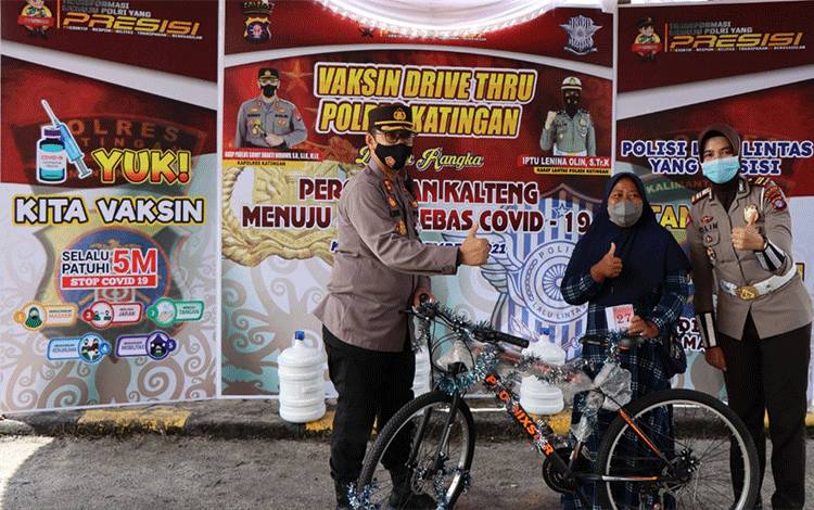 Polres Katingan Bagikan Door Prize untuk Warga Ikut Vaksinasi Covid-19