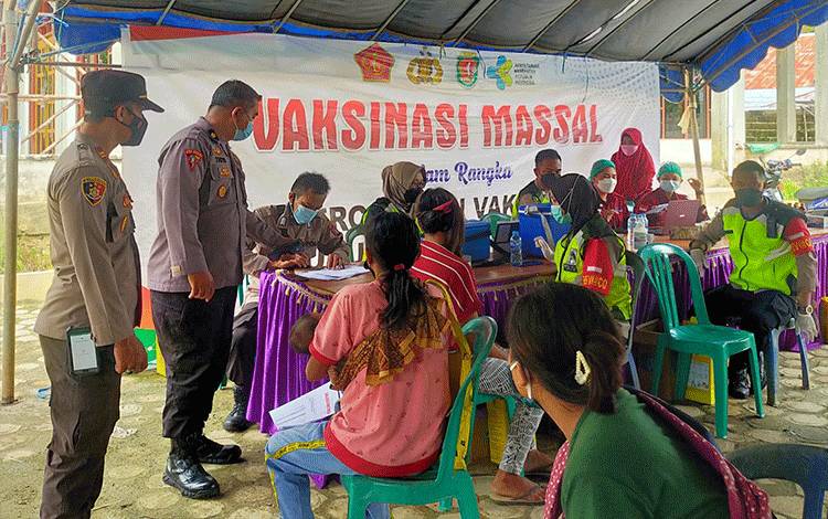Polres Katingan Bantu Pemerintah Kejar Target Percepatan Vaksinasi Covid-19