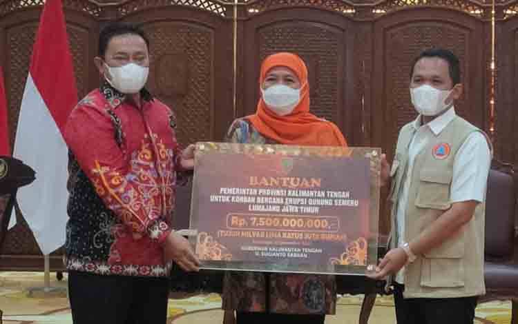 Pemprov Kalteng Serahkan Bantuan untuk Penanganan Dampak Erupsi Gunung Semeru