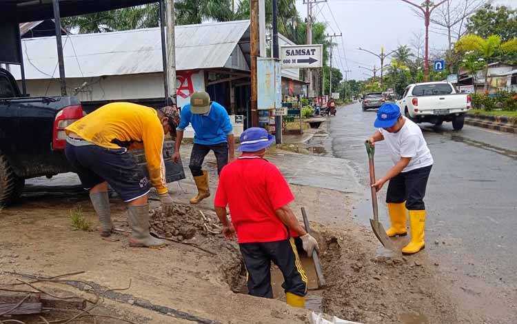 Dinas PUPR Perkim Kebut Pembersihan Parit di Tamiang Layang