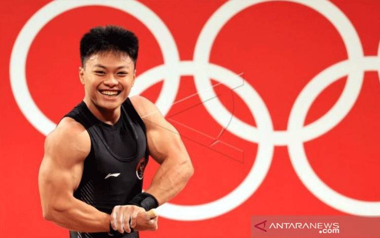 Rahmat Erwin Sabet Dua Emas pada Kejuaraan Dunia Angkat Besi 2021