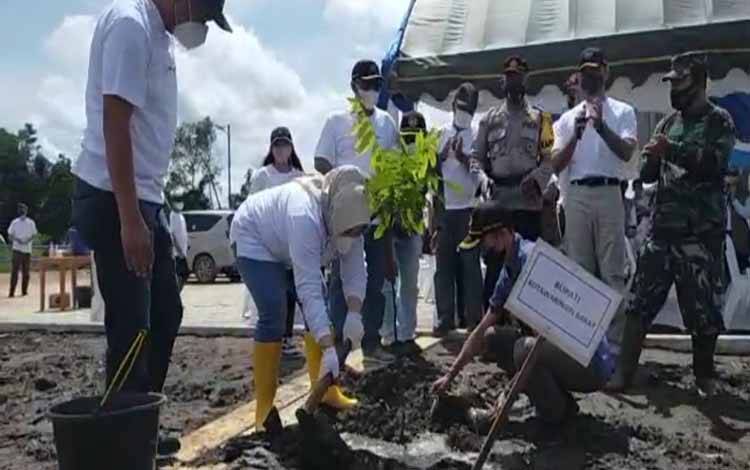 Hari Bakti PUPR ke 76, Bupati Kobar Ikuti Tanam Pohon di Embung Danau Asam