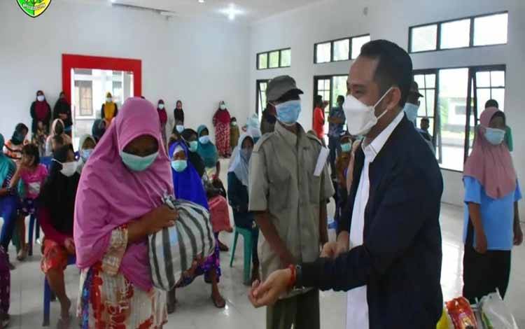 Petani Terdampak Banjir di Kalampangan Dapat Bantuan Sembako
