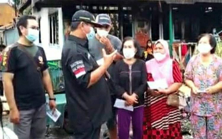 Legislator Kapuas Ini Serahkan Bantuan Korban Kebakaran Rumah Jalan Seth Adji