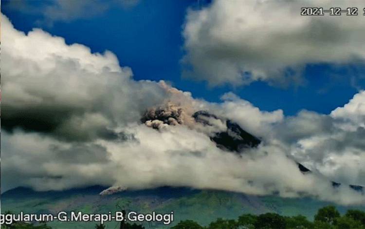 Gunung Merapi Luncurkan Awan Panas Guguran Sejauh 2.000 Meter