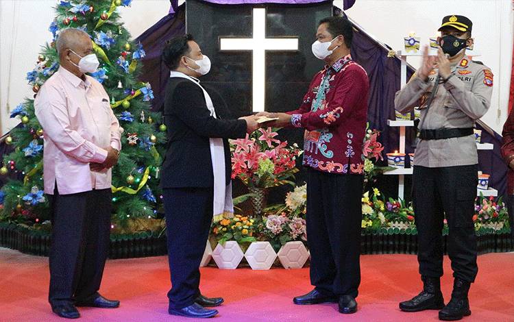 Sekda Serahkan Dana Hibah Untuk GKE Imanuel Kuala Pembuang