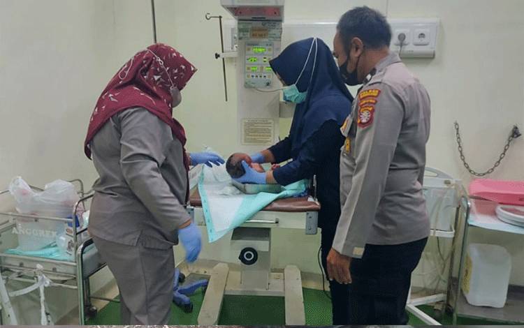 Bayi Ditemukan di Semak Tangannya Patah